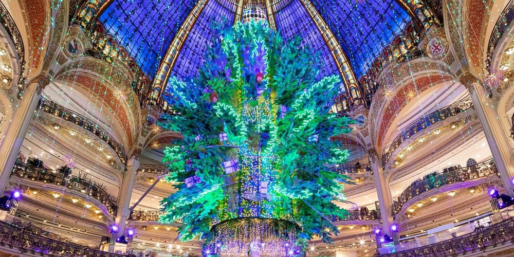 Le sapin de Noël 2022 hors norme des Galeries Lafayette La Revue du